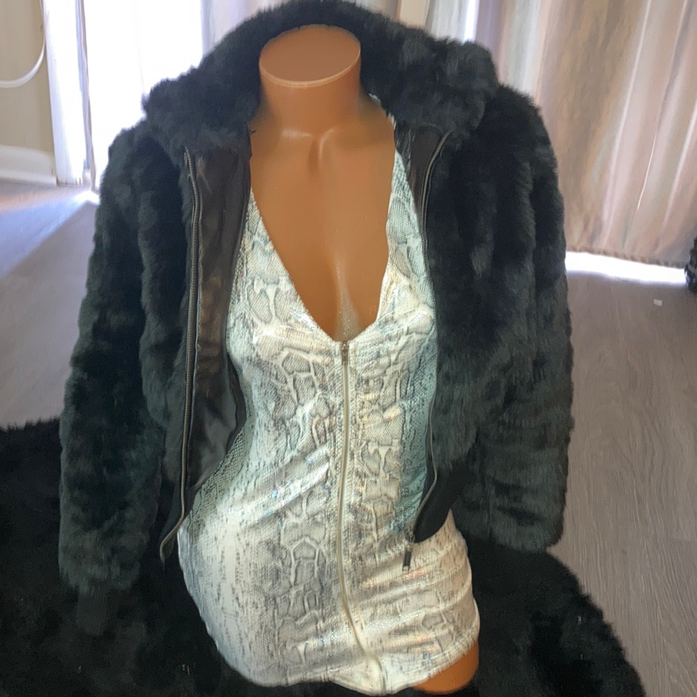 SALE🔥Black faux fur cropped jacket